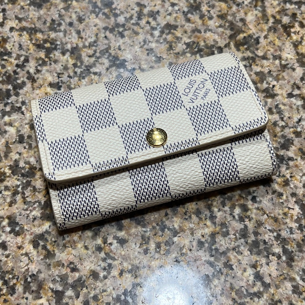 EUC Authentic Louis Vuitton 6 Key Holder in Damier Azur Like New